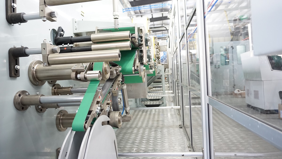Полностью автоматическая фабрика по производству подгузников для младенцев